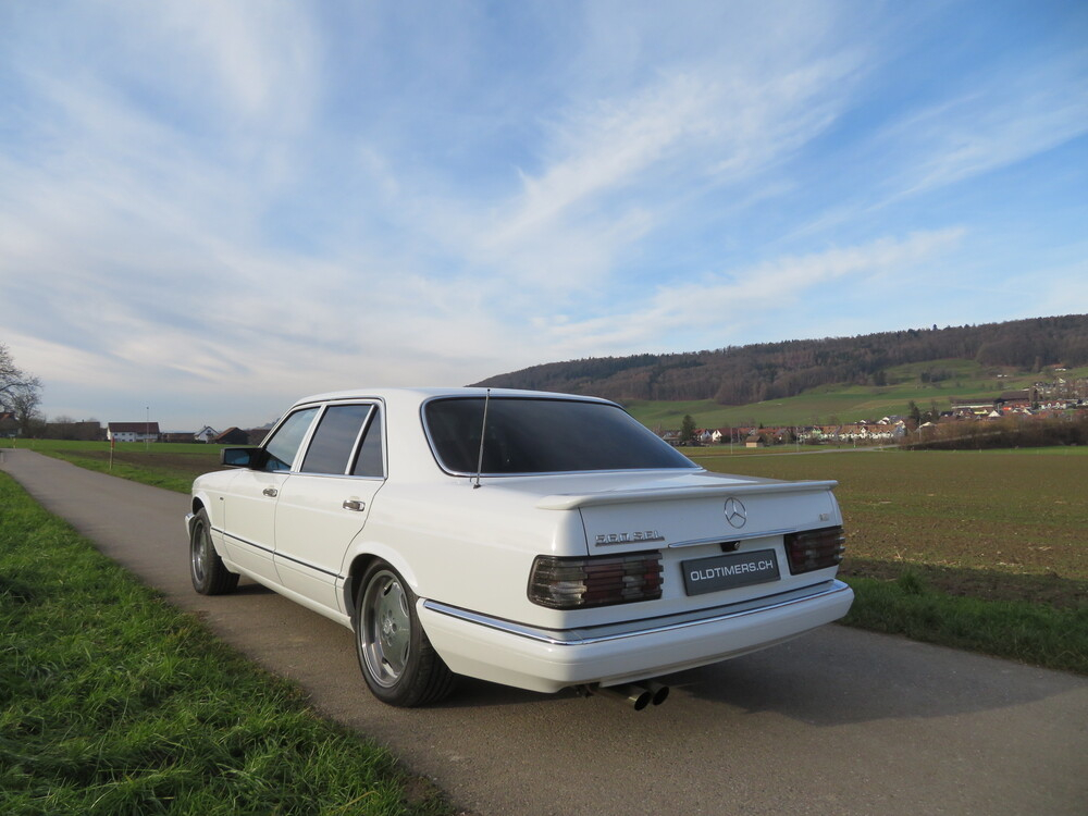 Mercedes-Benz 560 SEL Limousine